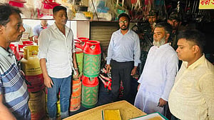 গ্যাস সিলিন্ডার ও ভোজ্যতেলের বাজারে নজরদারি, ৮৭ প্রতিষ্ঠানকে অর্থদণ্ড