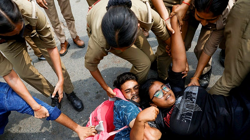 ভারতের প্রধান নির্বাচন কমিশনারের পদত্যাগের দাবিতে রোববার নয়া দিল্লিতে সিজেপির ডাকা বিক্ষোভ থেকে অনেক আন্দোলনকারীকে আটক করে আইনশৃঙ্খলা রক্ষাকারী বাহিনী। ছবি: রয়টার্স