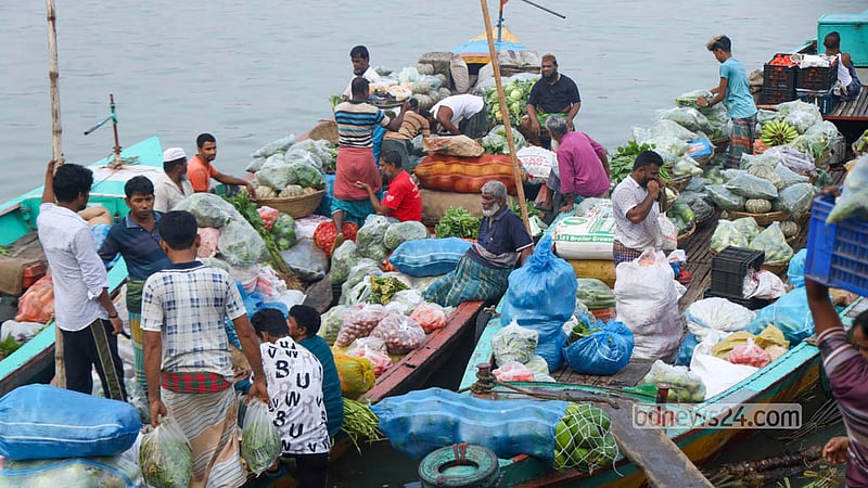 রাজধানীর বিভিন্ন এলাকার খুচরা বাজারের জোগান দিতে প্রতিদিন বুড়িগঙ্গা দিয়ে নৌকা ও ট্রলারে করে &amp;nbsp;পণ্য পরিবহন করা হয়। ছবি: শামছুল হক রিপন