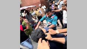 ধানমন্ডিতে রোটনের জানাজায় অংশ নিতে জড়ো হওয়াদের মারধর