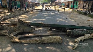সাজেকে অনির্দিষ্টকালের সড়ক অবরোধ চলছে