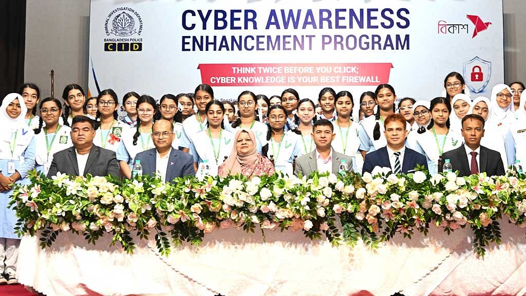 ১১০০ ছাত্রীকে নিরাপদ লেনদেনের বিষয়ে সচেতন করল সিআইডি ও বিকাশ