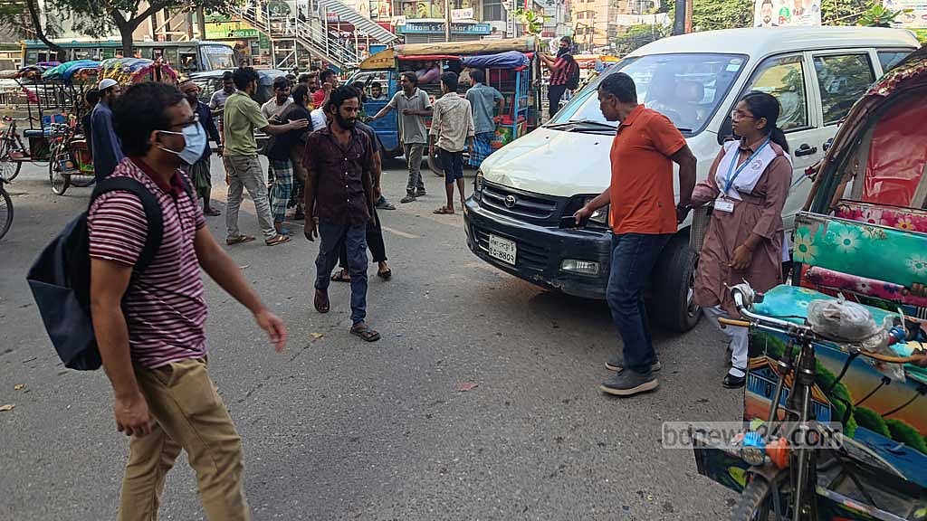 ব্যাটারি রিকশার আন্দোলনে ‘অংশ না নেওয়ায়’ চালকদের মারধর