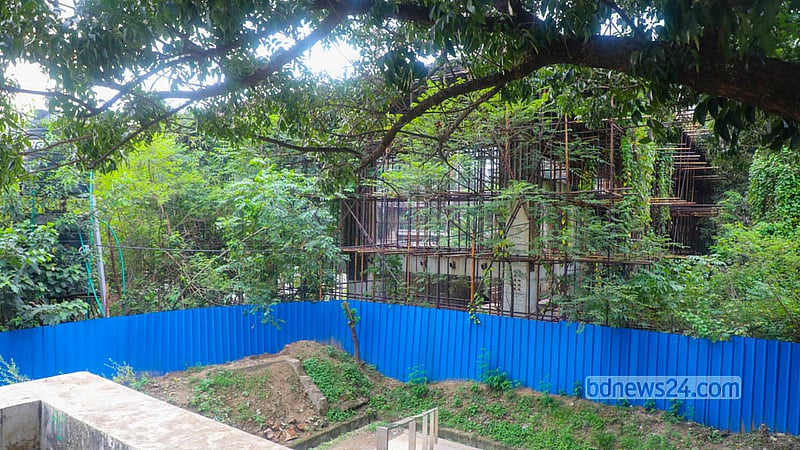 আবাহনী ক্রীড়া কমপ্লেক্সের নির্মাণ কাজ বন্ধ থাকায় একটি অংশ ভরে গেছে ঝোপঝাড়ে। ছবি: আব্দুল্লাহ আল মমীন