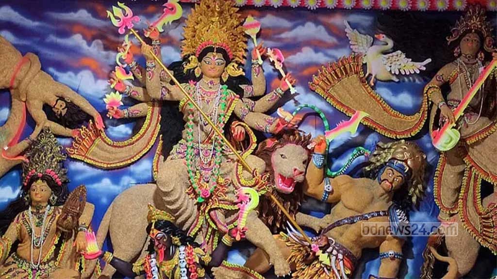 শরীয়তপুরে এক মণ মটর ডালে তৈরি হচ্ছে দুর্গাপ্রতিমা