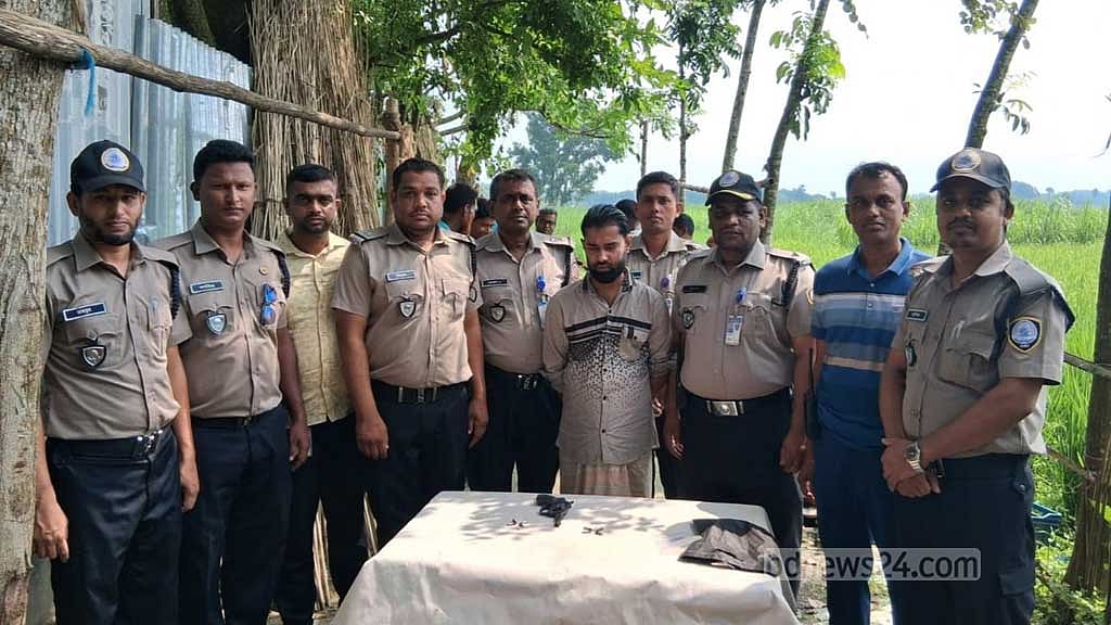 রাজবাড়ী‌তে পা‌কিস্তানি অস্ত্র ও গুলিসহ ‘কালা মা‌নিক’ গ্রেপ্তার