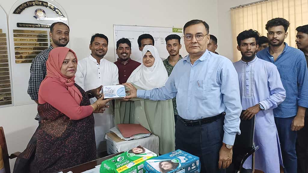 তিতুমীর কলেজ চিকিৎসাকেন্দ্রে ছাত্রদল নেতার উপহার