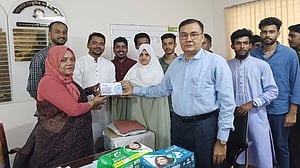 তিতুমীর কলেজ চিকিৎসাকেন্দ্রে ছাত্রদল নেতার উপহার