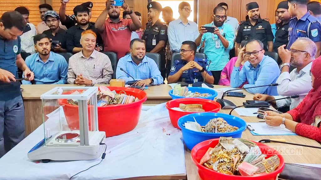 পাগলা মসজিদের দানবাক্সের স্বর্ণ-রূপা নিলামের প্রস্তুতি: কড়া নিরাপত্তায় চলছে গণনা