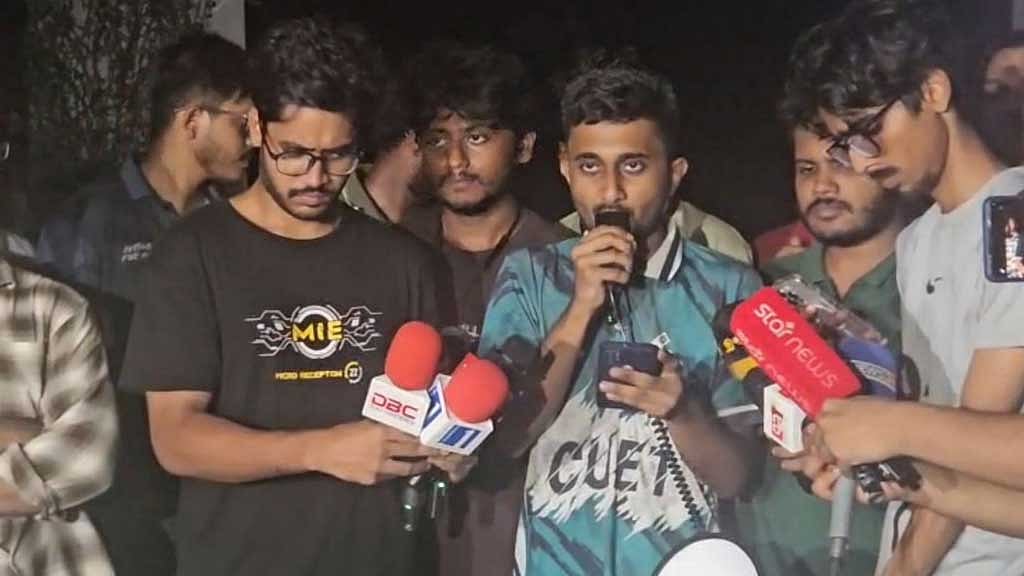 চুয়েট: ‘পদত্যাগ করলে খুলবে তালা’, অবরুদ্ধ উপাচার্যকে আল্টিমেটাম