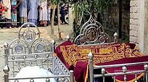 বাড়িতে স্ত্রীর লাশ রেখে মসজিদে গিয়ে মুয়াজ্জিনের মৃত্যু