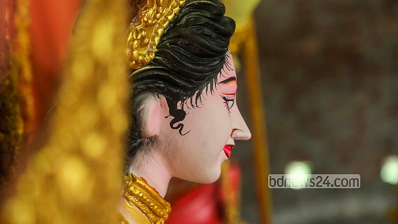 রং-তুলির আঁচড়ে দেবী দুর্গাকে আরও সুন্দর করে ফুটিয়ে তোলার চেষ্টা।&amp;nbsp; ছবি: আব্দুল্লাহ আল মমীন