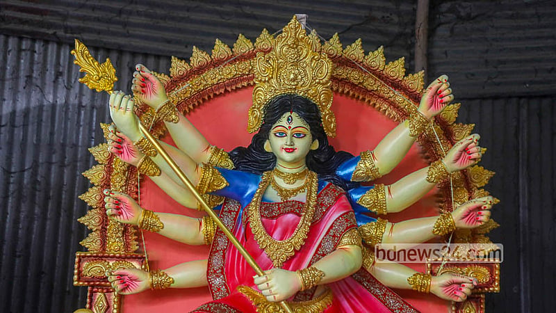 দুর্গাপূজা প্রায় চলেই এসেছে। ঢাকার রমনা কালী মন্দিরে প্রস্তুত দেবী দুর্গার প্রতিমা।&amp;nbsp; ছবি: আব্দুল্লাহ আল মমীন