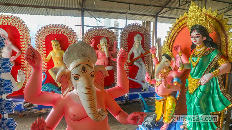 ঢাকার রমনা কালী মন্দিরে তৈরি করা হচ্ছে প্রতিমা। পূজায় এখান থেকে ঢাকার বিভিন্ন মন্দিরে পাঠানো হবে প্রতিমা।&amp;nbsp; ছবি: আব্দুল্লাহ আল মমীন