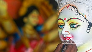 দেবীর সাজে শেষ তুলির আঁচড়