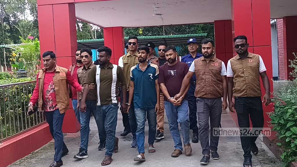 রাজবাড়ী‌তে ঝুটবোঝাই ট্রাকে মিলল ৩০ হাজার ইয়াবা, চালকসহ গ্রেপ্তার ৩