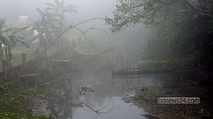 আশ্বিনের ভোরে কুয়াশায় মোড়া শেরপুরে শীতের আমেজ