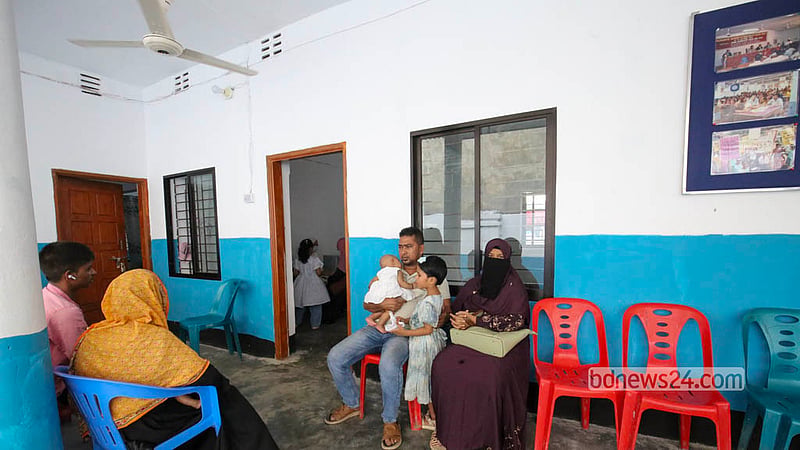 রাজধানীর মিরপুরে গুঁড়িয়ে দেওয়া রাড্ডা এমসিএইচের কার্যালয় সংস্কার করা হয়েছে। স্বাস্থ্যকেন্দ্রটির বারান্দায় সেবা নিতে আসছেন স্থানীয় লোকজন। ছবি: শামছুল হক রিপন