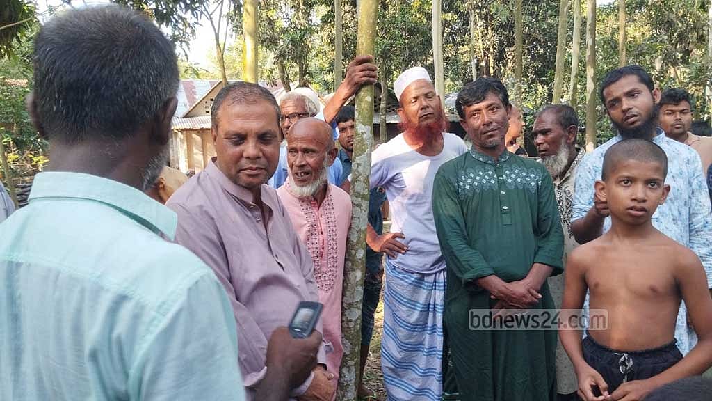 উঠানে বাবার লাশ রেখে সম্পত্তি নিয়ে ভাই-বোনের বিরোধ, ৩০ ঘণ্টা পর দাফন