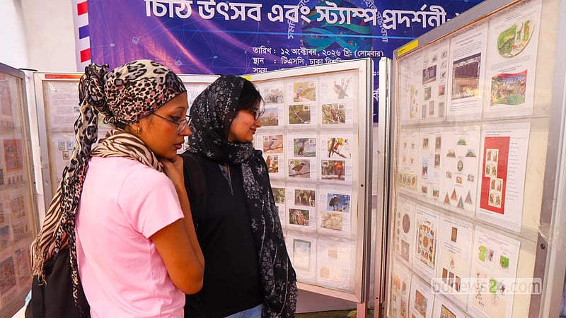 বিশ্ব ডাক দিবস উপলক্ষে ঢাকা বিশ্ববিদ্যালয়ের ছাত্র-শিক্ষক কেন্দ্রে (টিএসসি) চিঠি উৎসব ও ডাকটিকেট প্রদর্শনীতে প্রদর্শিত স্মারক ও দুর্লভ ডাকটিকেট আগ্রহ নিয়ে দেখছেন দর্শনার্থীরা। ছবি: শামছুল হক রিপন
