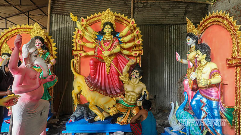 দুয়ারে কড়া নাড়ছে দুর্গোৎসব। ঢাকার রমনা কালী মন্দিরে শেষ সময়ে প্রতিমা সাজাতে ব্যস্ত সময় পার করছেন এক শিল্পী।&amp;nbsp; ছবি: আব্দুল্লাহ আল মমীন