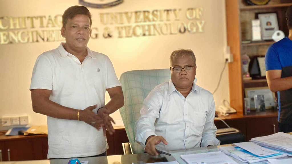 যোগদানের ১৭ দিন পর কার্যালয়ে চুয়েট ভিসি, তালা খুলল কে?
