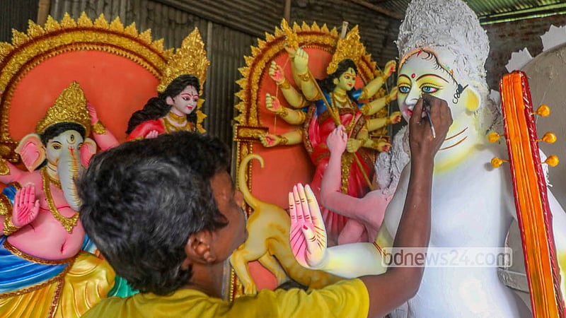 ঢাকার রমনা কালী মন্দিরে দেবীকে সাজানোর শেষ মুহূর্তের ব্যস্ততা।&amp;nbsp; ছবি: আব্দুল্লাহ আল মমীন