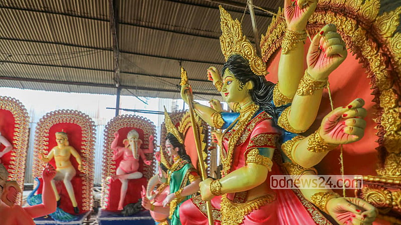ঢাকার রমনা কালী মন্দিরে তৈরি করা হচ্ছে প্রতিমা। পূজায় এখান থেকে ঢাকার বিভিন্ন মন্দিরে পাঠানো হবে প্রতিমা।&amp;nbsp; ছবি: আব্দুল্লাহ আল মমীন