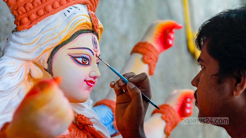 রং-তুলির আঁচড়ে দেবী দুর্গাকে আরও সুন্দর করে ফুটিয়ে তোলার চেষ্টা।&amp;nbsp; ছবি: আব্দুল্লাহ আল মমীন