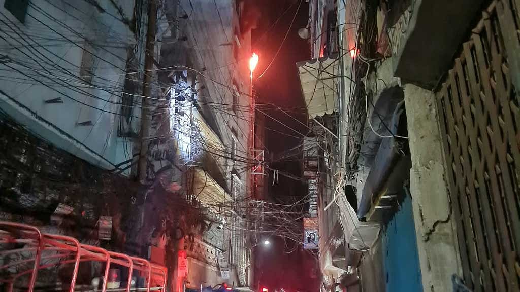 চার ঘণ্টাতেও নিয়ন্ত্রণে আসেনি চকবাজারে মার্কেটের আগুন