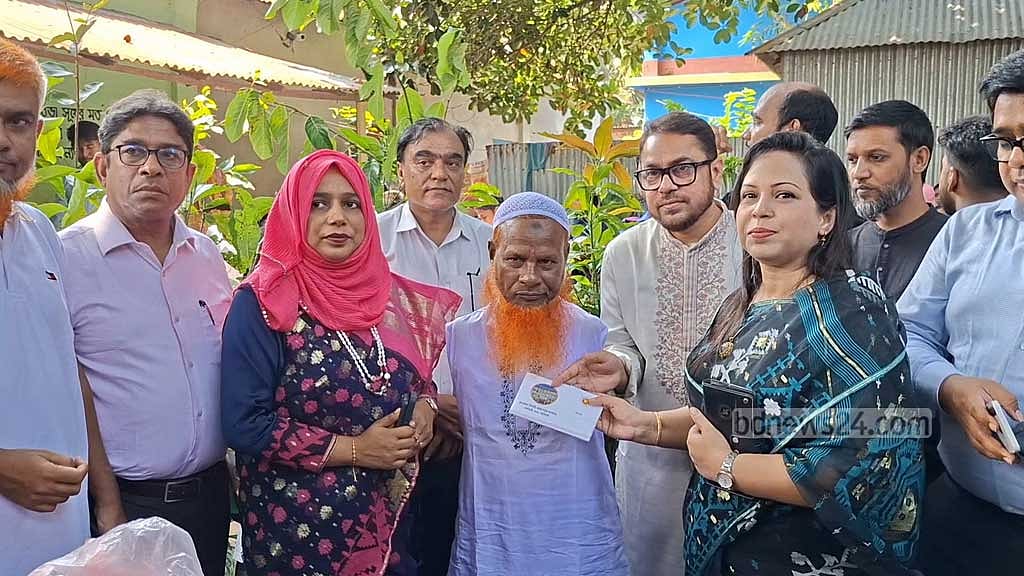 প্রধানমন্ত্রীর নির্দেশে হাতহীন শিক্ষক দুখু মিয়ার পাশে জেলা প্রশাসন