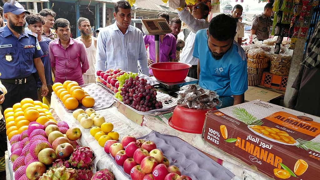 ফল ও ভোজ্যতেলের বাজারে অভিযান, ১২০ প্রতিষ্ঠানকে অর্থদণ্ড