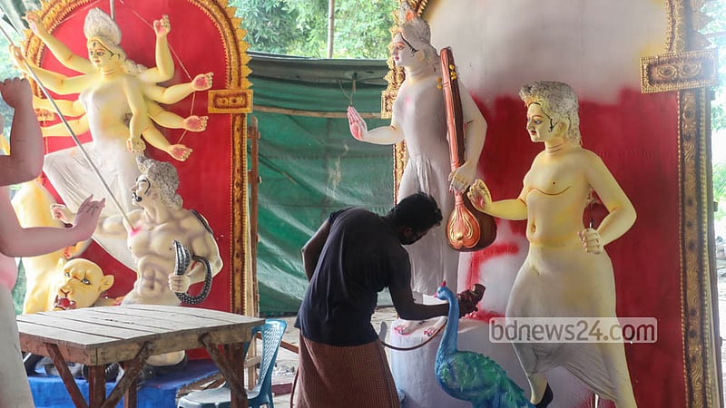 ঢাকার রমনা কালী মন্দিরে তৈরি করা হচ্ছে প্রতিমা। পূজায় এখান থেকে ঢাকার বিভিন্ন মন্দিরে পাঠানো হবে প্রতিমা।&amp;nbsp; ছবি: আব্দুল্লাহ আল মমীন