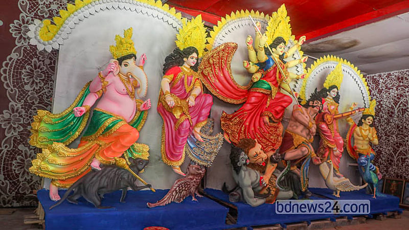 দুর্গাপূজা প্রায় চলেই এসেছে। ঢাকার রমনা কালী মন্দিরে প্রস্তুত দেবী দুর্গার প্রতিমা।&amp;nbsp; ছবি: আব্দুল্লাহ আল মমীন