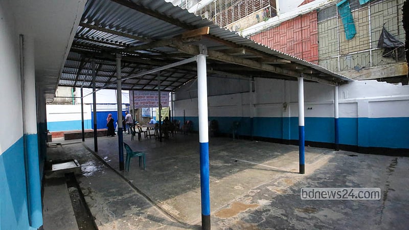 রাজধানীর মিরপুরে বেসরকারি সংস্থা রাড্ডা এমসিএইচের কার্যালয় ও স্বাস্থ্যকেন্দ্র গত ২৪ সেপ্টেম্বর রাতে গুঁড়িয়ে দেওয়া হয়েছিল। ছবি: শামছুল হক রিপন