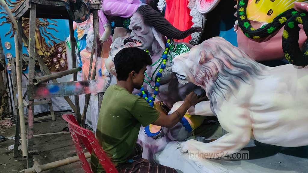 টাঙ্গাইলে এবার ১৩৫৭ মন্ডপে দুর্গাপূজা, তুলির শেষ আঁচড়ে ব্যস্ত শিল্পীরা