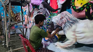 টাঙ্গাইলে এবার ১৩৫৭ মন্ডপে দুর্গাপূজা, তুলির শেষ আঁচড়ে ব্যস্ত শিল্পীরা
