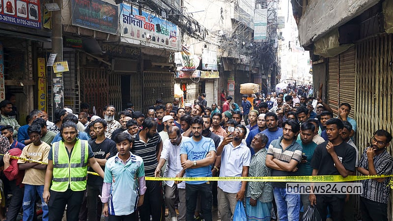 পুরান ঢাকার চকবাজারের মুনসুর খান প্লাজায় আগুন লাগার পর মঙ্গলবার দুপুরেও ঘটনাস্থলে ভিড় দেখা যায় উৎসুক মানুষের। ছবি: শামছুল হক রিপন