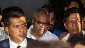 ৩০ ঘণ্টা পর ডিসি-এসপির সঙ্গে ক্যাম্পাস ছাড়লেন চুয়েটের অবরুদ্ধ ভিসি