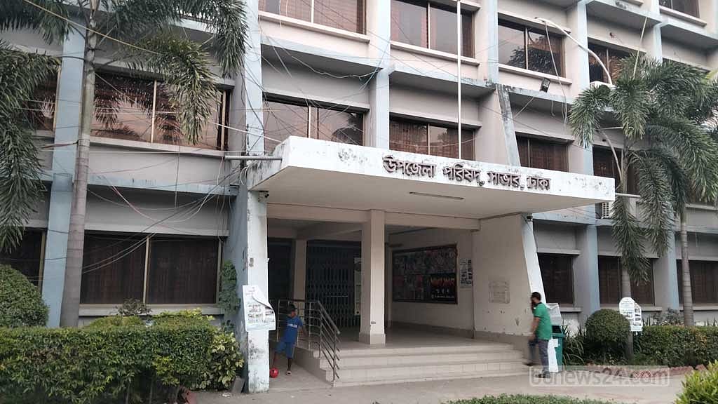 পূজায় বরাদ্দ চাল ‘কম দামে জোর করে’ কেনার অভিযোগ কৃষক দল নেতার বিরুদ্ধে