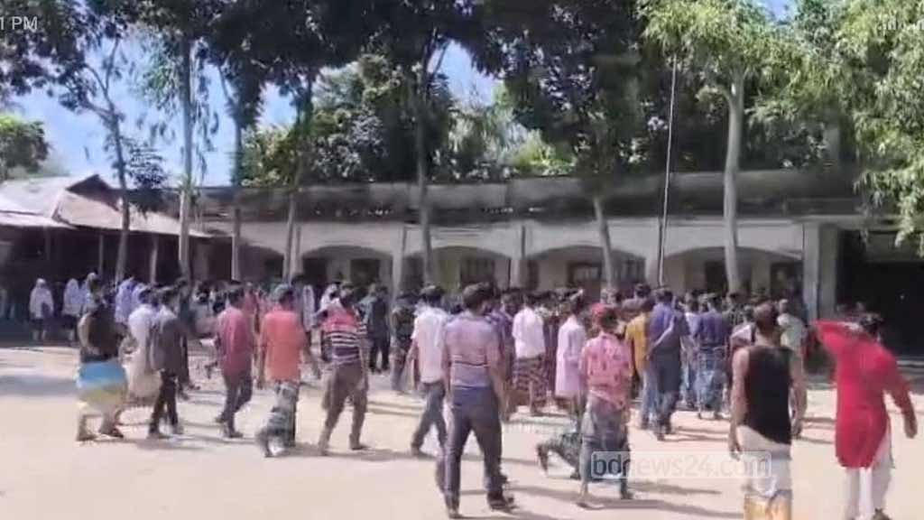 আন্দোলনের মুখে স্কুল ছাড়া প্রধান শিক্ষকের ফেরা নিয়ে সংঘর্ষ, আহত ১৩