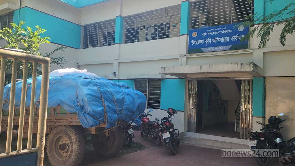 পঞ্চগড়ে পাচারের সময় ১২০ বস্তা সার জব্দ, ডিলারশিপ বাতিলের সুপারিশ