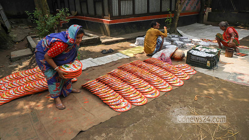 মুন্সীগঞ্জের সিরাজদিখানের পালপাড়ায় তৈরি রঙিন মাটির সরাগুলো বিক্রির জন্য বাজারে নেওয়ার প্রস্তুতি চলছে। ছবি: শামছুল হক রিপন