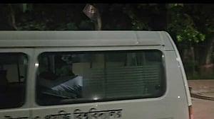 ২২ ঘণ্টা ধরে অবরুদ্ধ চুয়েট ভিসি