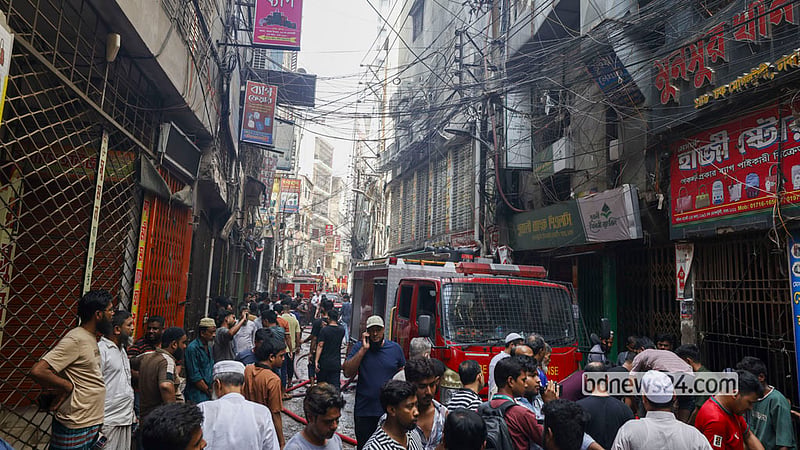 পুরান ঢাকার চকবাজারের মুনসুর খান প্লাজার আগুন মঙ্গলবার ভোরে নিয়ন্ত্রণে এলেও ঘটনাস্থল থেকে ধোঁয়া উঠতে থাকায় দুপুরেও কাজ চালিয়ে যান ফায়ার সার্ভিসের কর্মীরা। ছবি: শামছুল হক রিপন