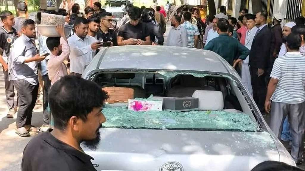 ঢাবিতে শিক্ষকপুত্রের ‘টেস্ট ড্রাইভ’, গাড়ি উঠে গেল শিক্ষার্থীদের ওপর