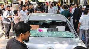 ঢাবিতে শিক্ষকপুত্রের ‘টেস্ট ড্রাইভ’, গাড়ি উঠে গেল শিক্ষার্থীদের ওপর