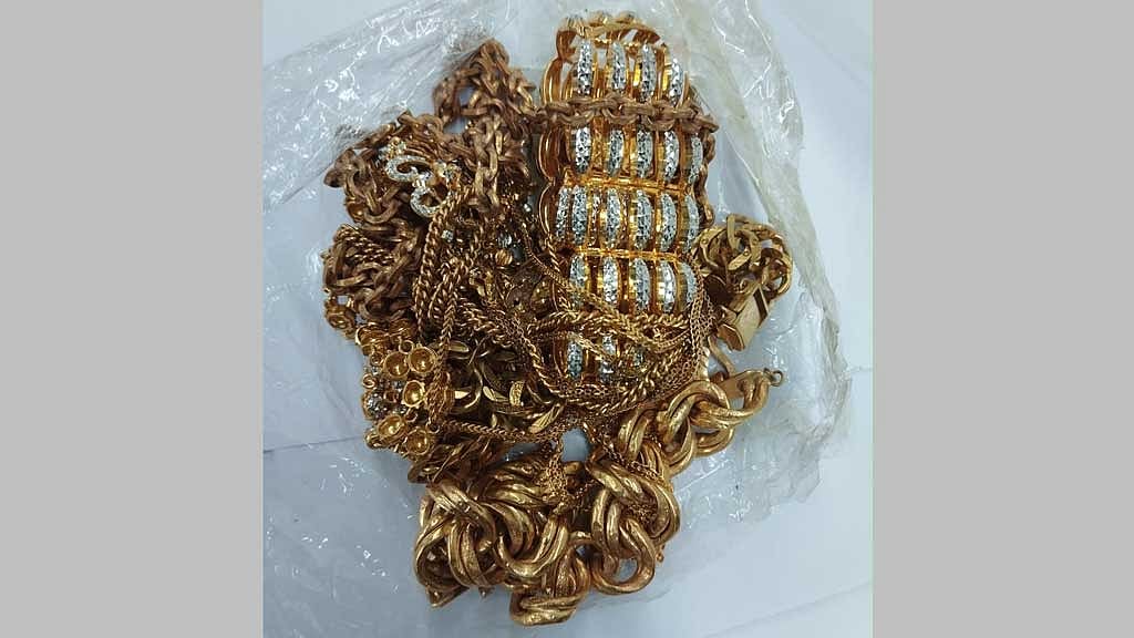 বিমানযাত্রীর জুতায় মিলল সোনার গহনা