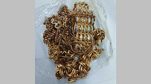 বিমানযাত্রীর জুতায় মিলল সোনার গহনা