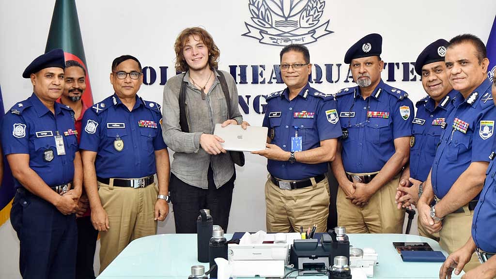 জার্মান পর্যটকের হারানো ল্যাপটপ বুঝিয়ে দিল পুলিশ, খোঁজ নেই ক্যামেরার